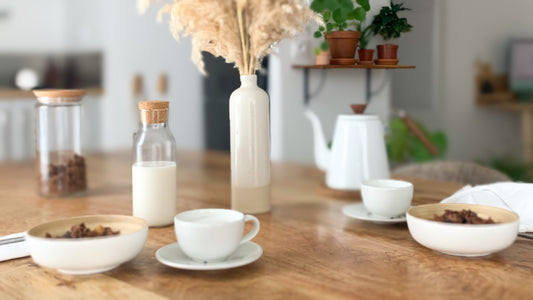 Petit-déjeuner avec du bol de granola et lait d'avoine